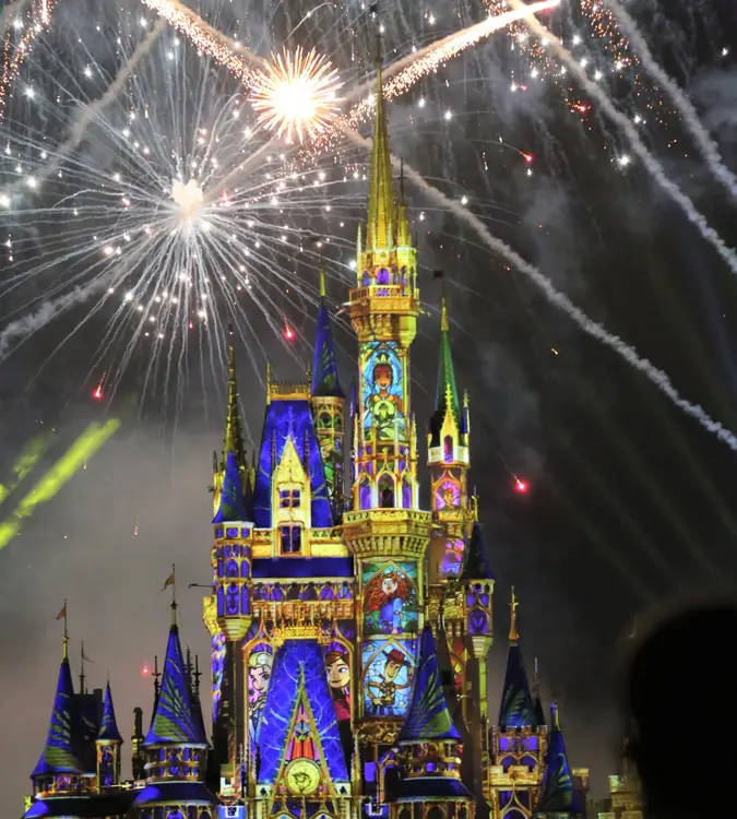 Silvester 2023/24 im Disneyland Paris feiern